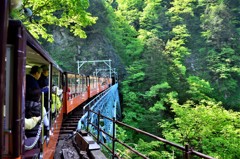 山間を走るトロッコ列車