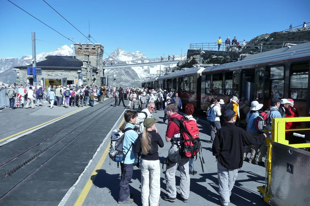 込み合う登山列車