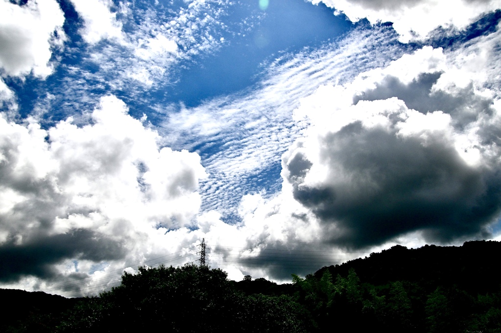 雲間に覗く青空