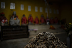 線香の煙　地蔵尊