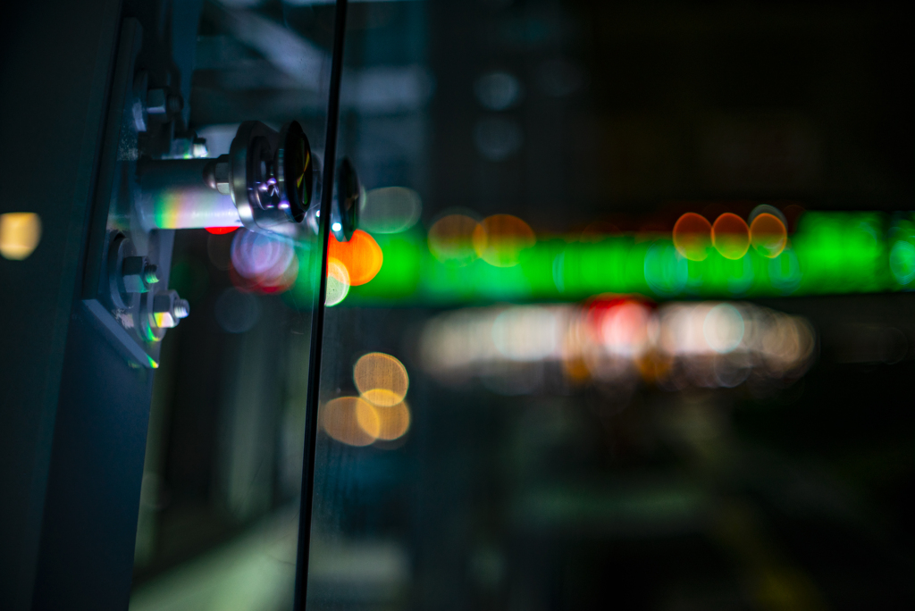 ガラスに映る光