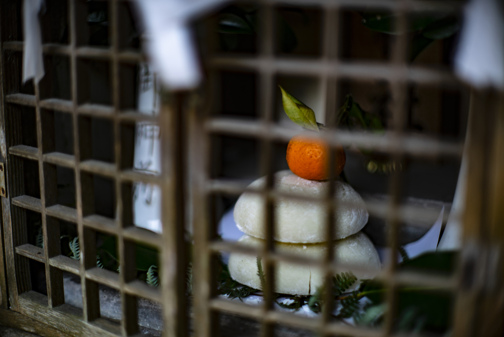 小さな神社の小さな祠