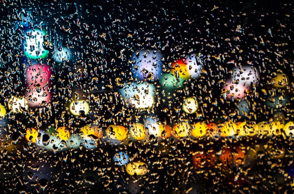 雨のガラス越しの中洲