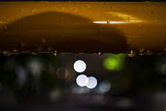 雨の夜、車止め。 雨の夜、車止め。