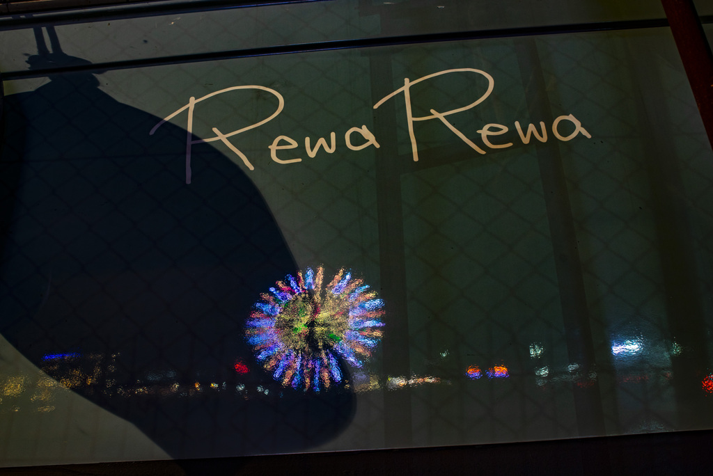 船に映る観覧車