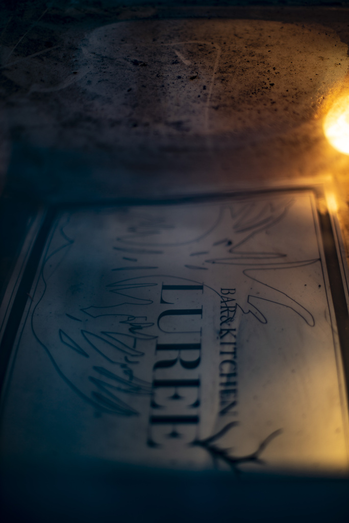 地面に置かれた看板