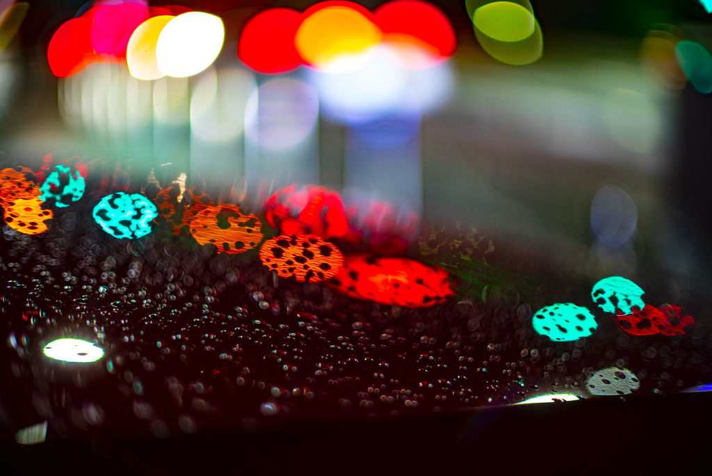 ボンネットの雨滴