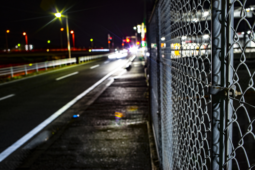 フェンス　夜道