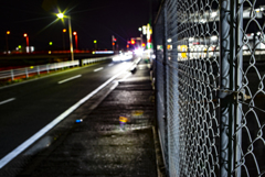 フェンス　夜道
