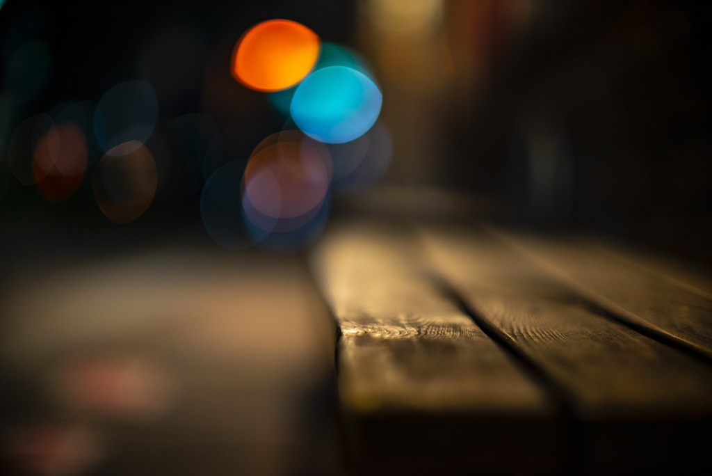 歩道に置かれたベンチ