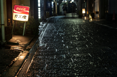 西中洲　石畳に雨