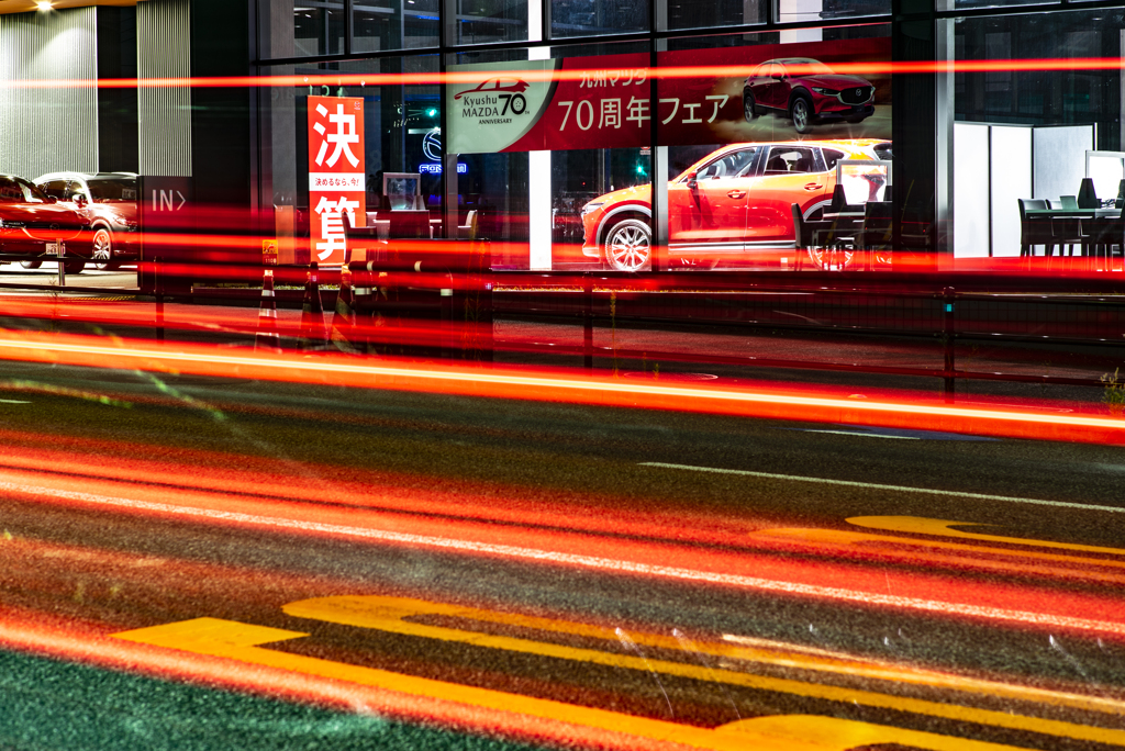 道路　車のショールーム