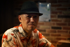 派手なアロハの怪しい奴 派手なアロハの怪しい奴