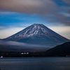 深夜に見る　富士山