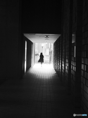 去り行く女