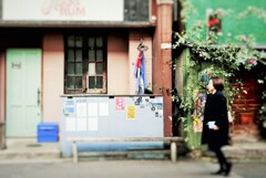路地のすたれた感じが素敵な店。別にお姉さんはどうでもいい。
