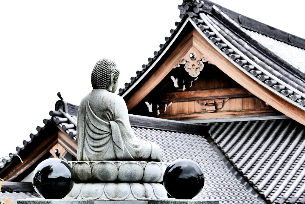 坐る