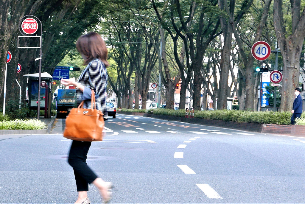 横縞の服を着た女性をチェックしている邪なサラリーマン