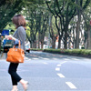 横縞の服を着た女性をチェックしている邪なサラリーマン