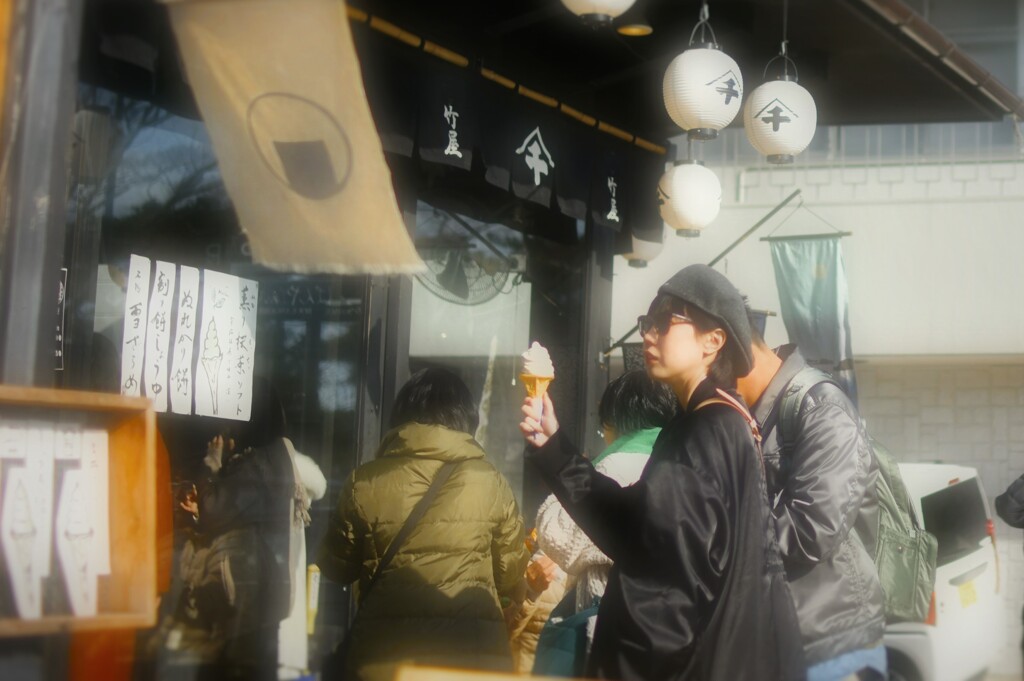 ソフトクリームを買った女性！