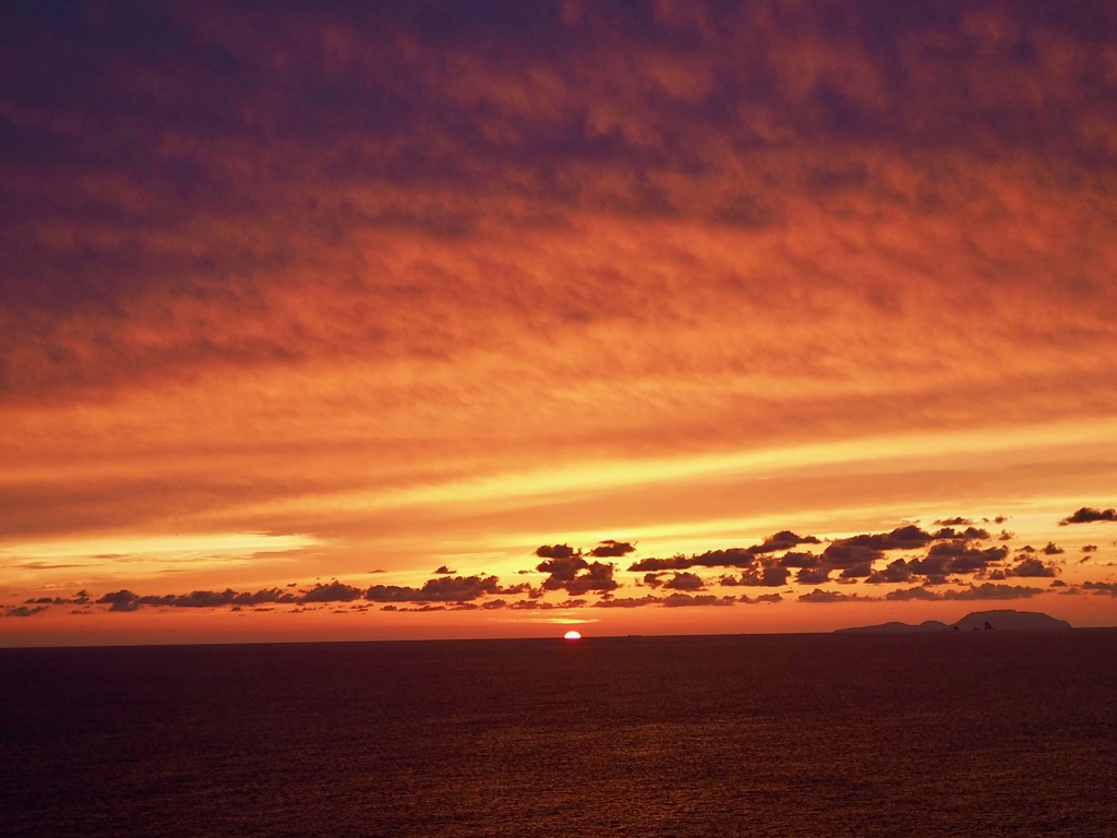 イルカの棲む海に沈む夕日