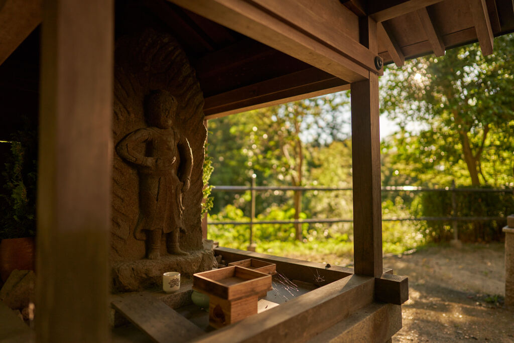お寺の中の神社の仏様かな。
