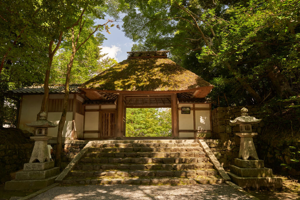 法然院の山門。