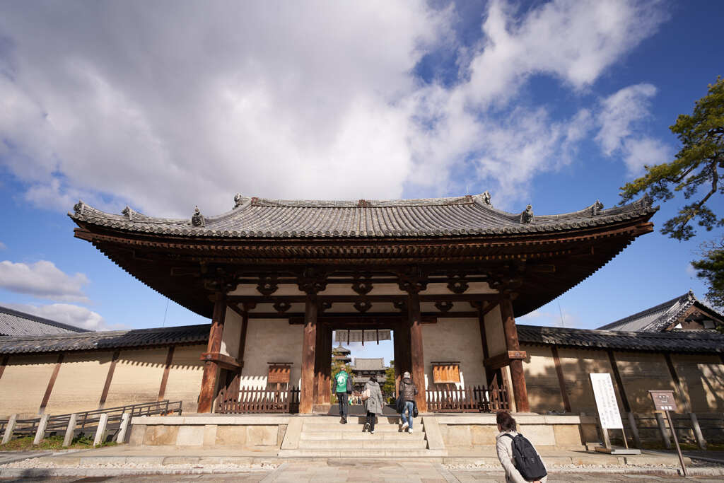 法隆寺の南大門です。