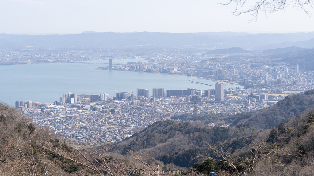 琵琶湖と大津市。