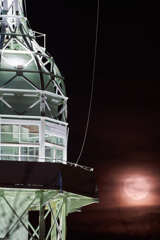 旧神戸港信号所と月です。