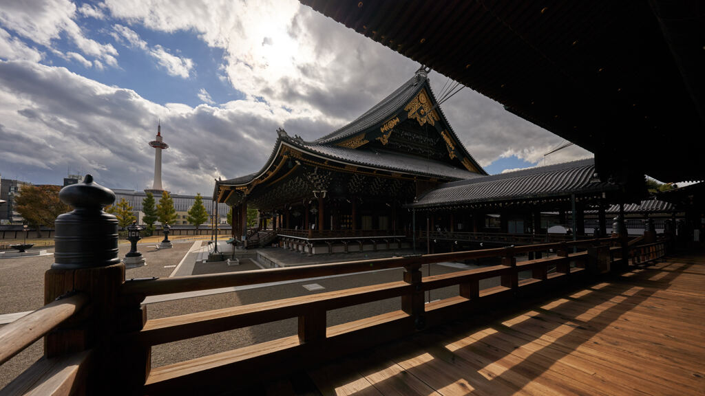 京都タワーと東本願寺。