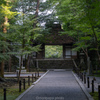 朝の法然院、山門。