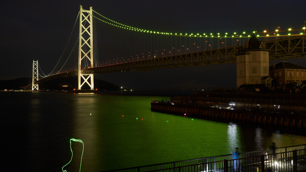 緑の明石大橋。