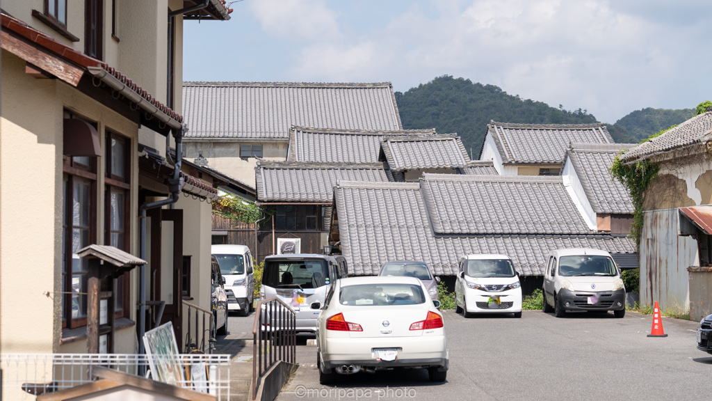 近江八幡、低い屋根のお店。