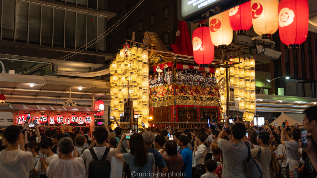 祇園ばやしを楽しむ。
