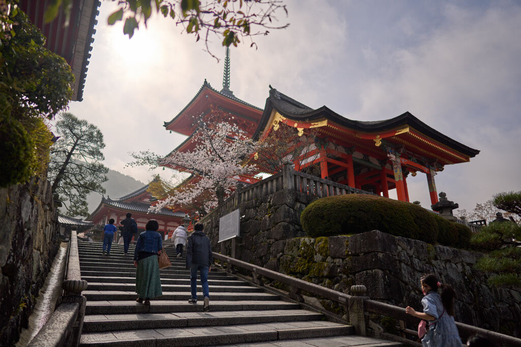 春の霞かかった清水寺。