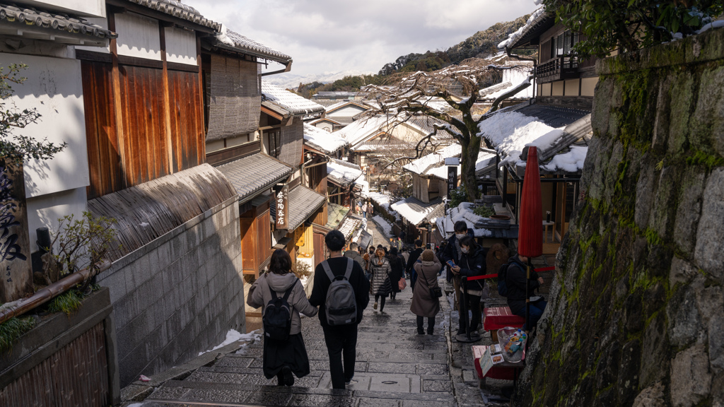 冬の産寧坂。
