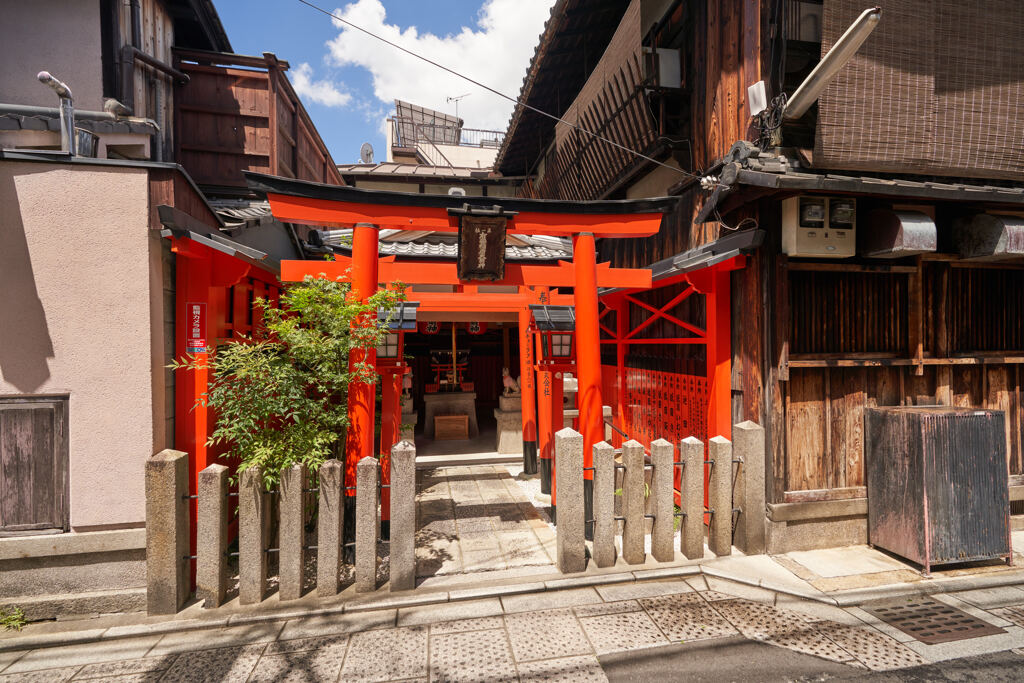 祇園路地の神社。