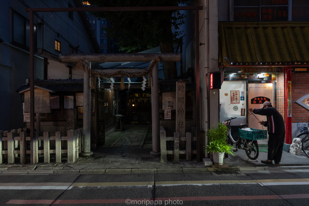 路地の神社。