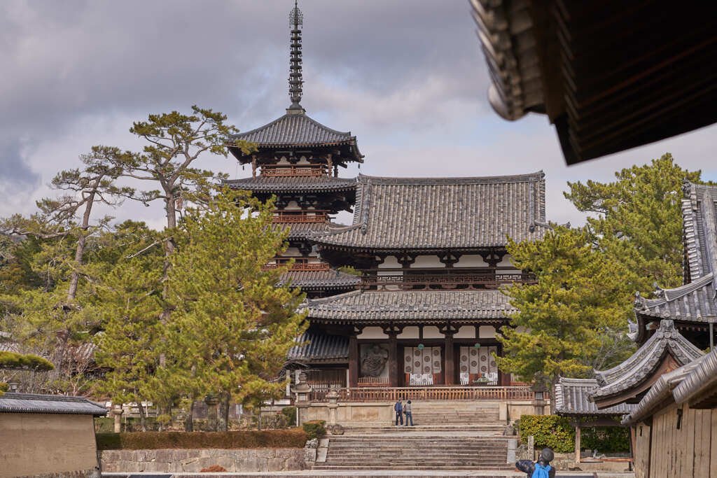 法隆寺の五重塔と中門です。
