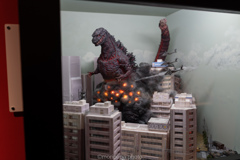 ゴジラ VS ヘリ。