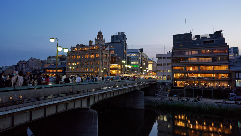 夏の四条大橋。