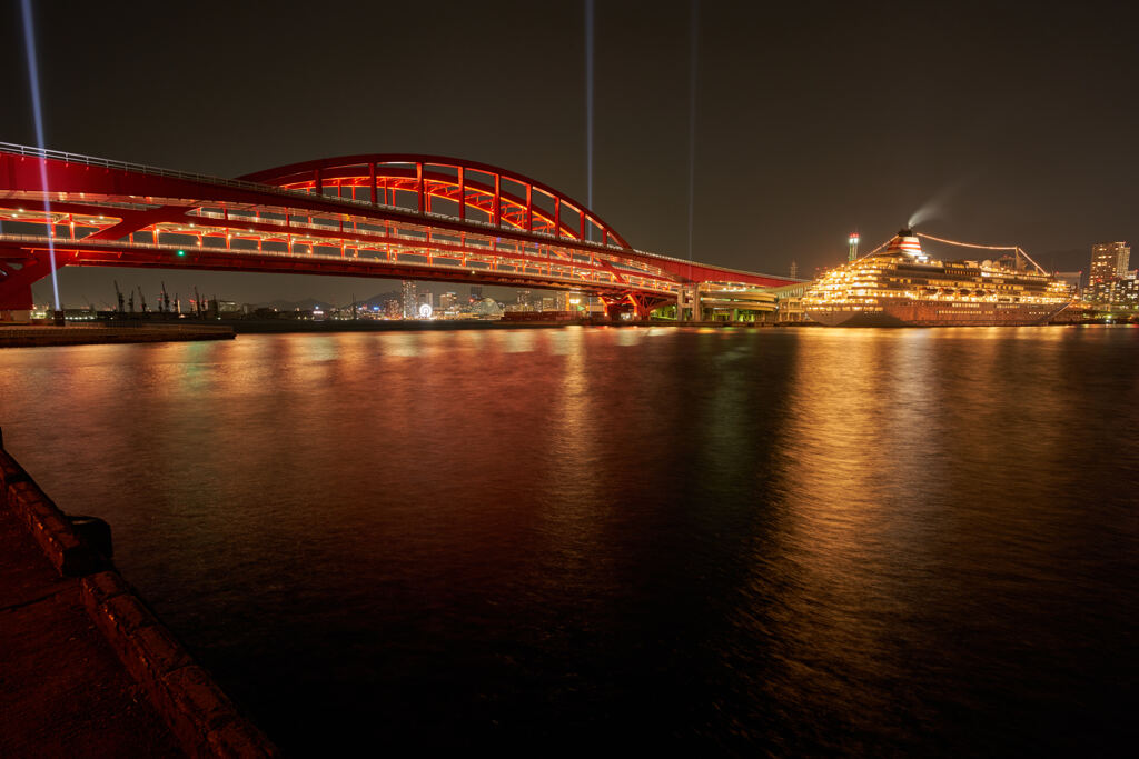 飛鳥II号と神戸大橋。