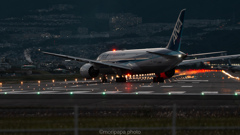 B787 on 32L。