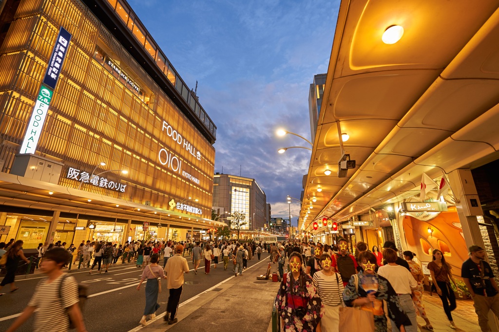 祇園祭りの日、阪急河原町駅です。