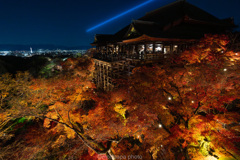 清水寺、秋のライトアップ。