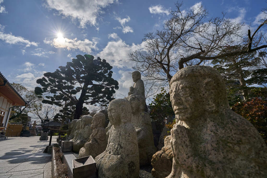 須磨寺の釈迦と十六羅漢石仏です。