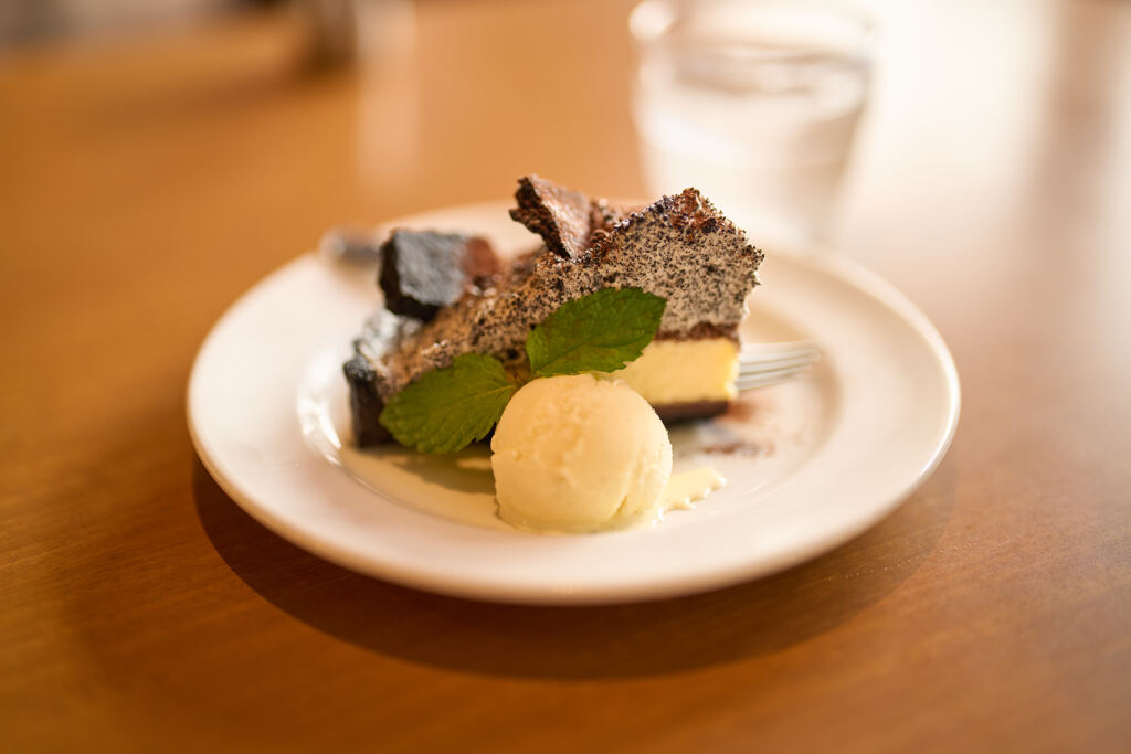 ケーキとアイスクリーム。