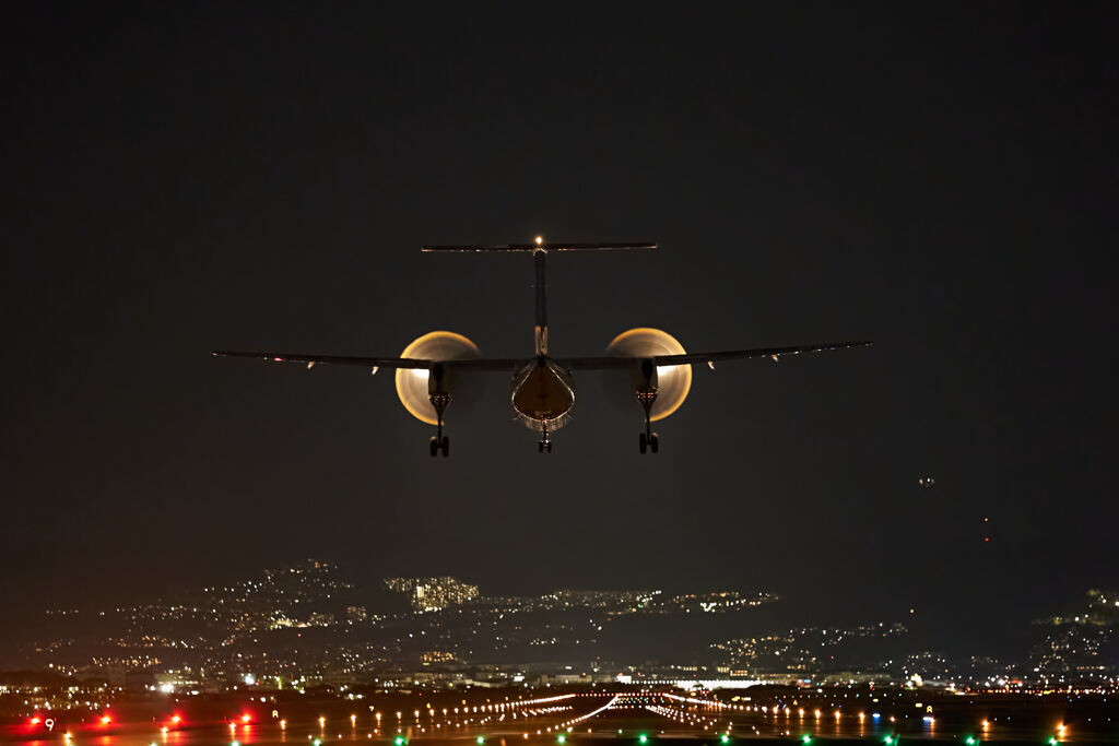 夜のプロペラ機。