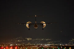 夜のプロペラ機。